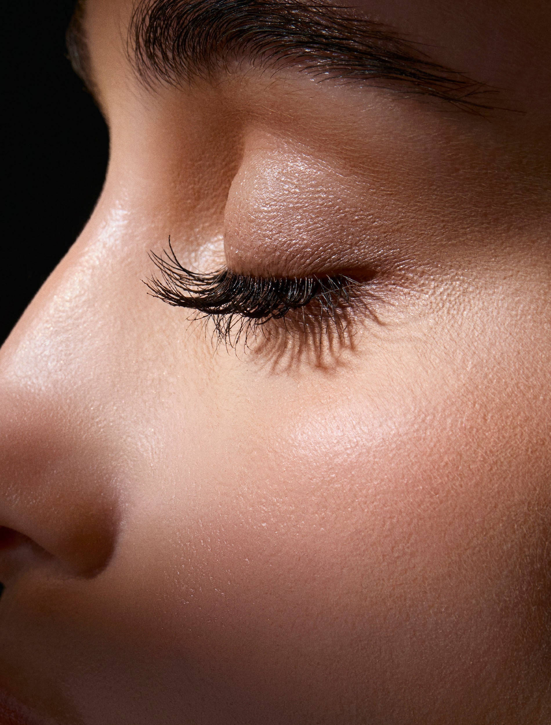 model wearing length define tubing mascara